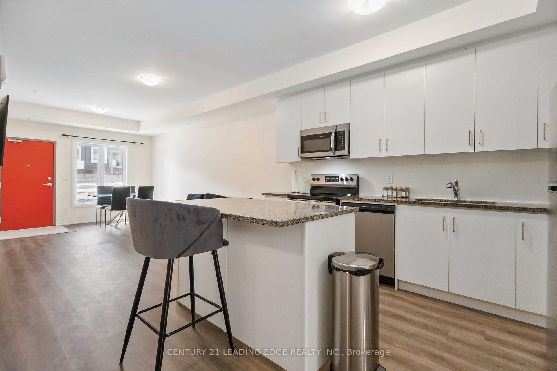 Great Size Kitchen with Breakfast Bar