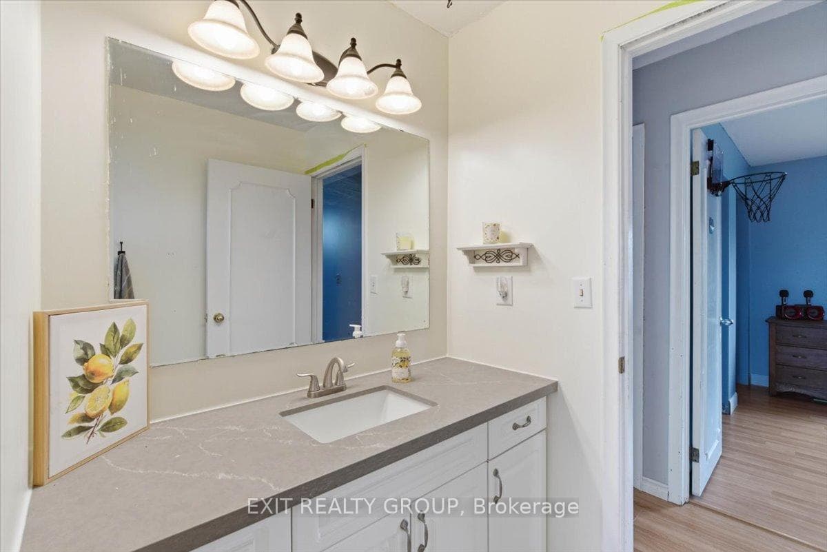 198 Chatterton Valley Crescent photo 32