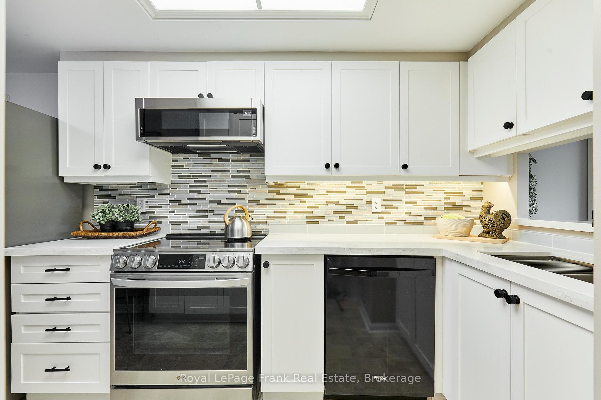 712 Rossland Road Unit 307 photo 5