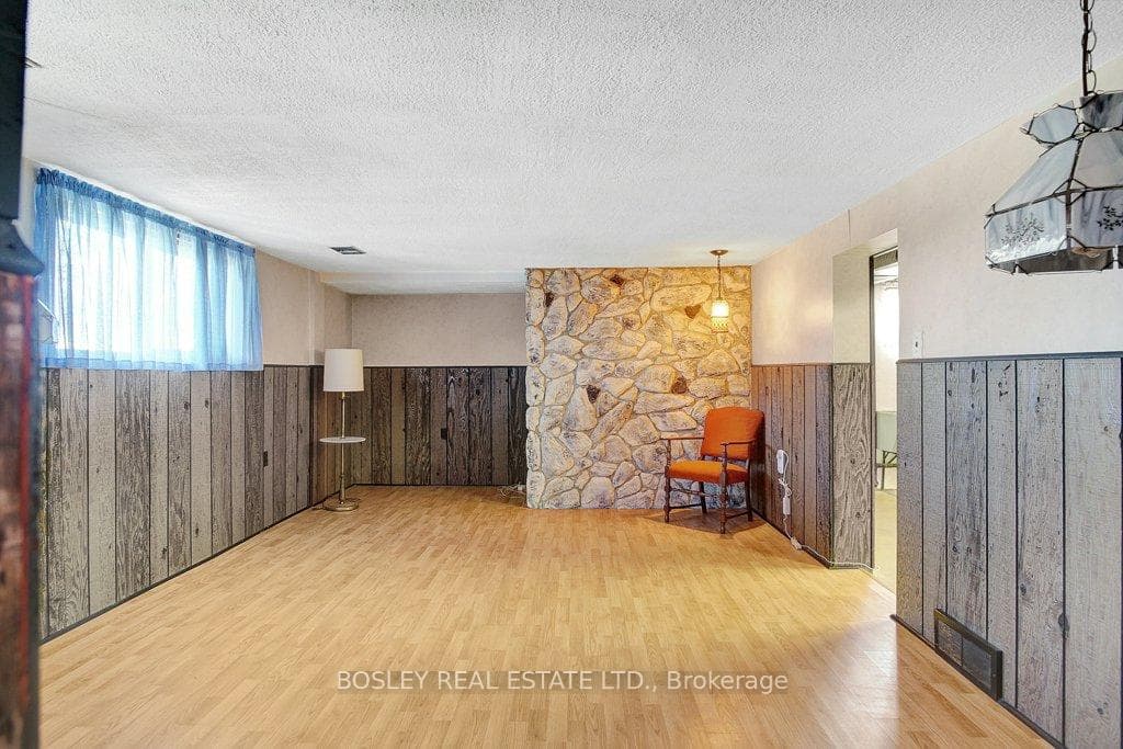 303 Dixon Street photo 23