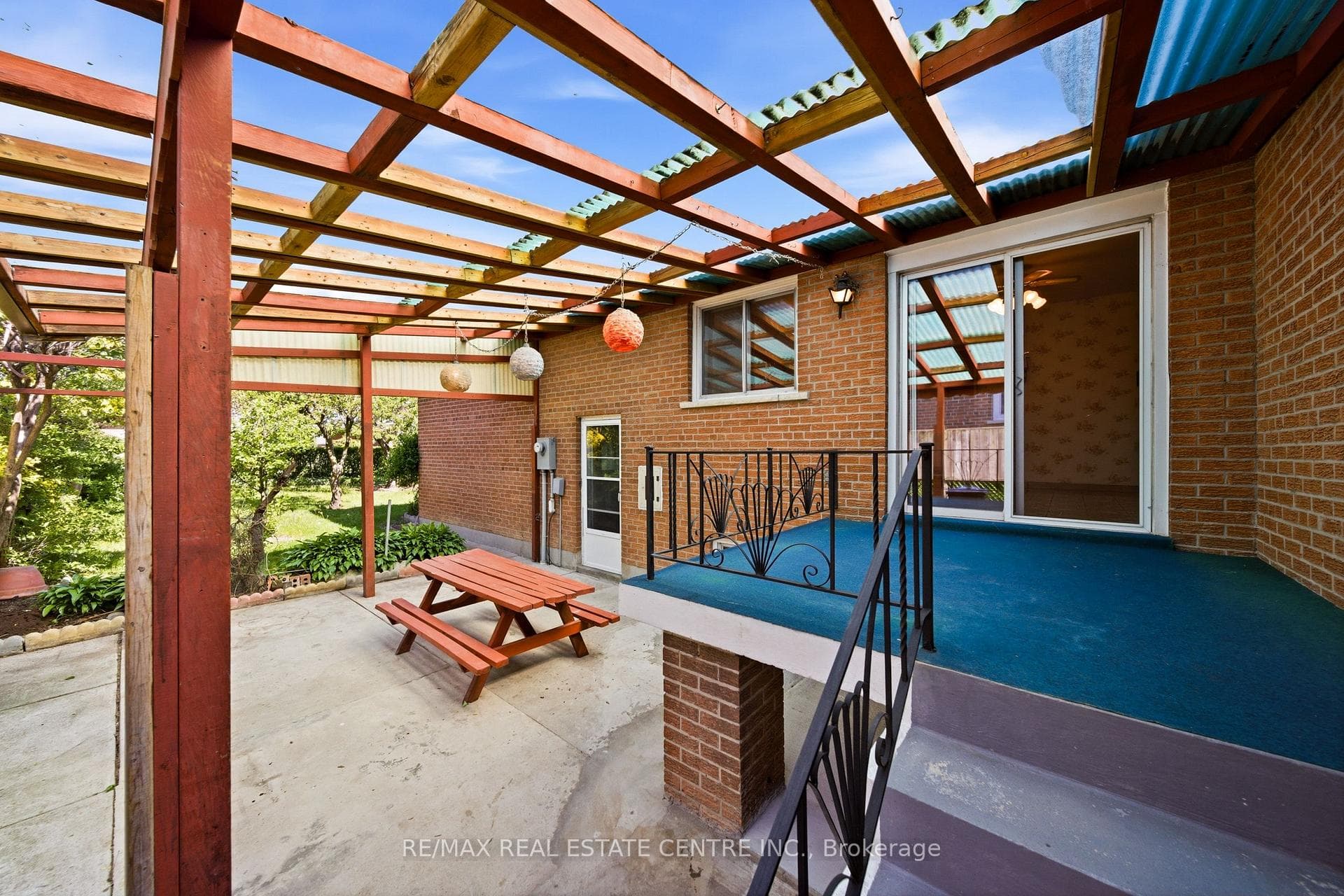 893 Hollowtree Crescent photo 41