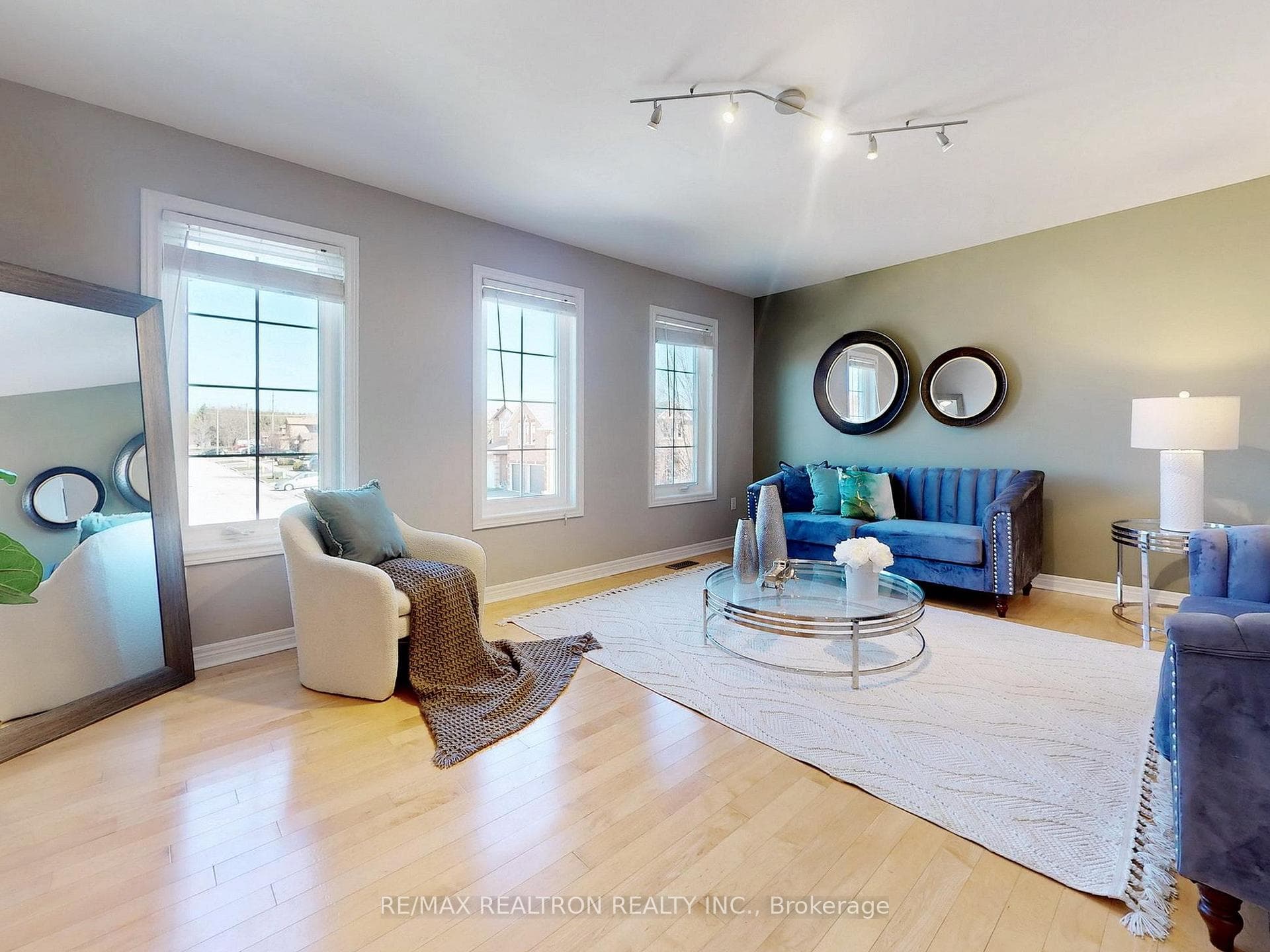 1605 Seguin Square photo 20