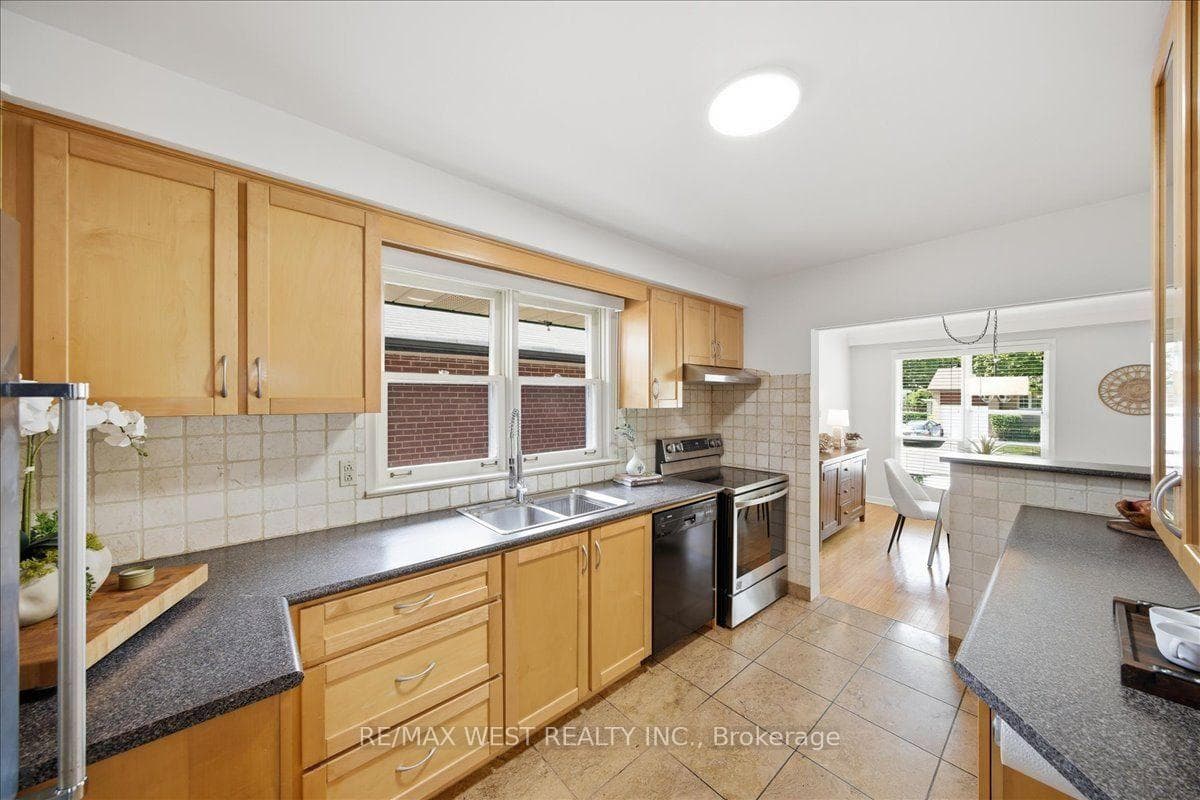 19 Decarie Circle photo 19