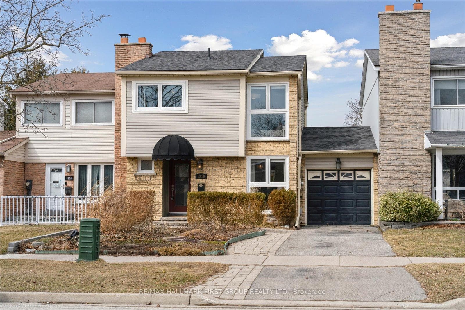 1210 Canborough Crescent photo 3
