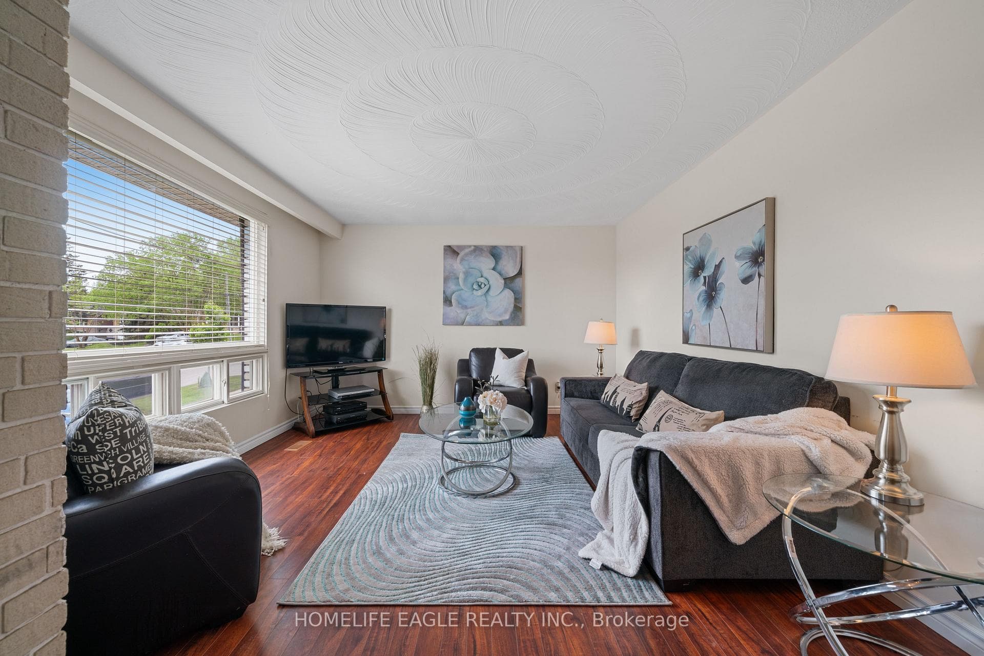 135 Luxury Avenue photo 2