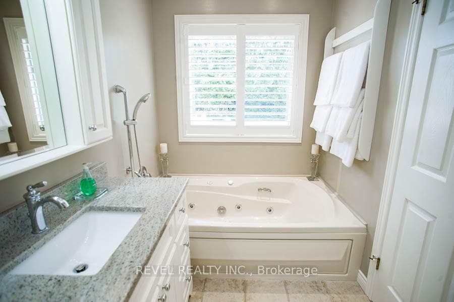 8 Ravine Court photo 19