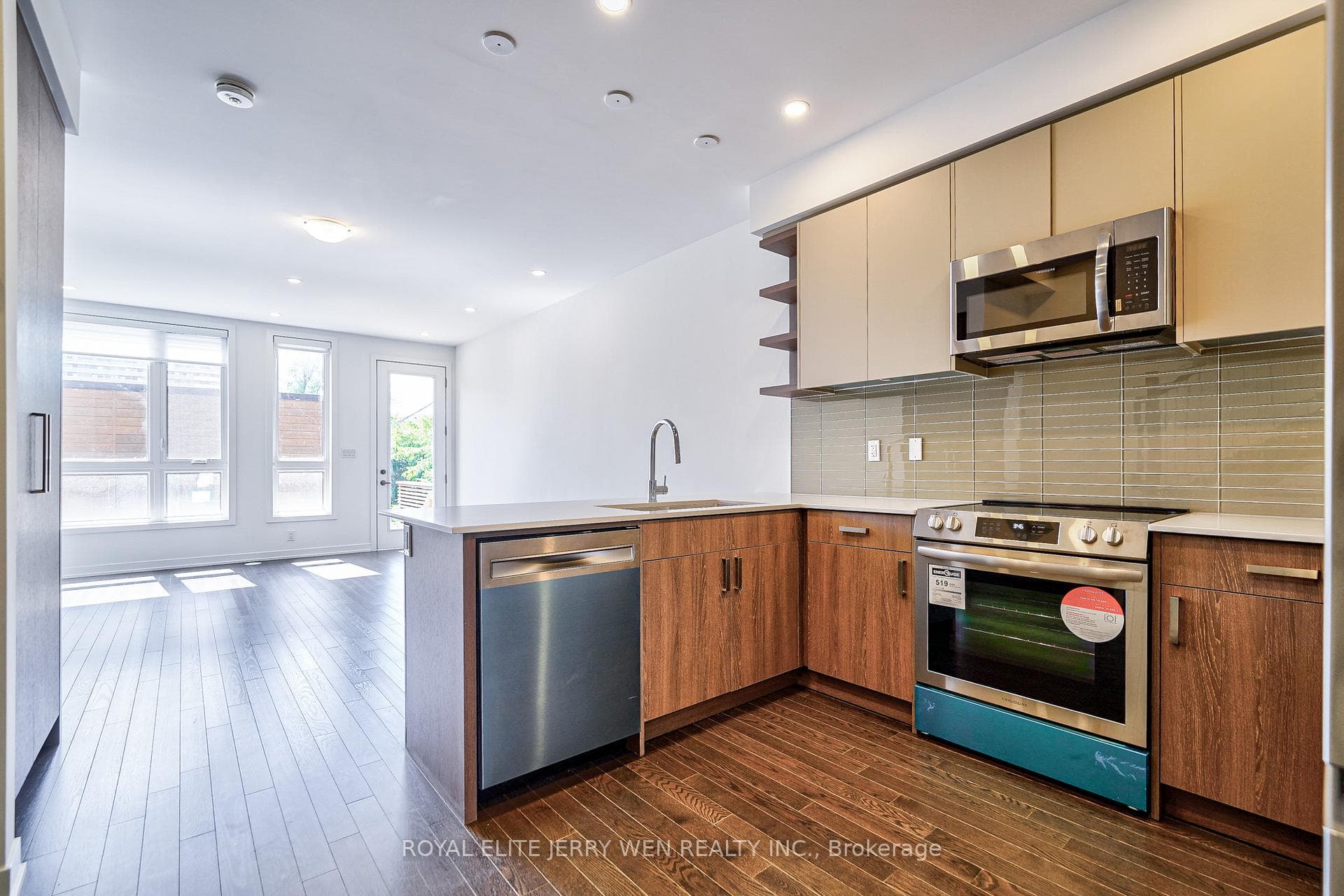 70 Green Gardens Boulevard Unit 7 photo 1