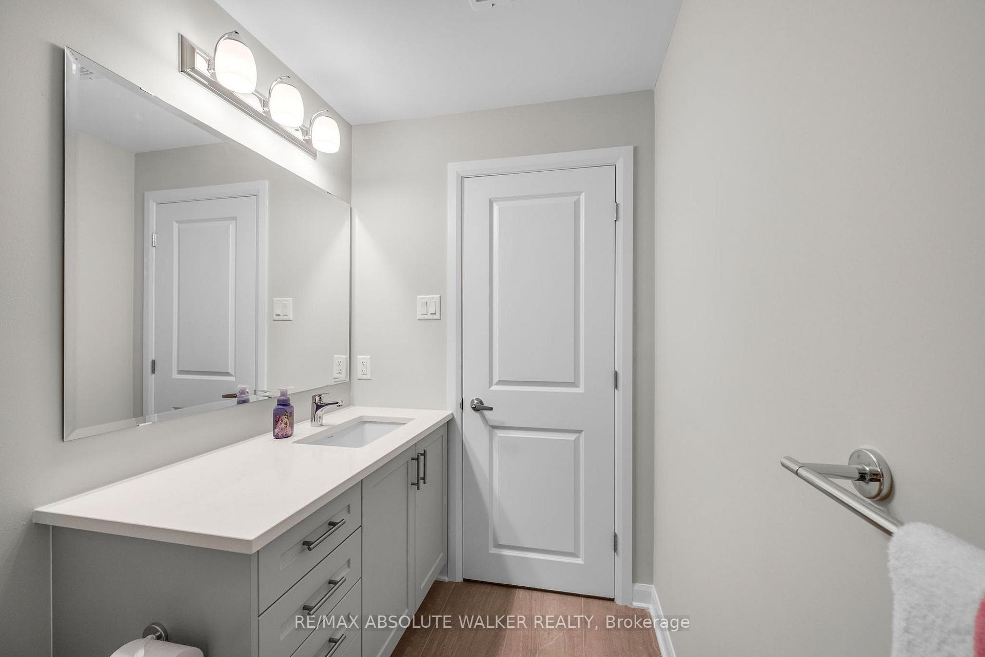 860 Companion Crescent photo 44
