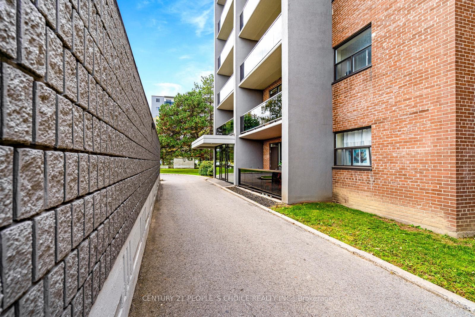 1219 Dundas Street Unit 401 photo 3