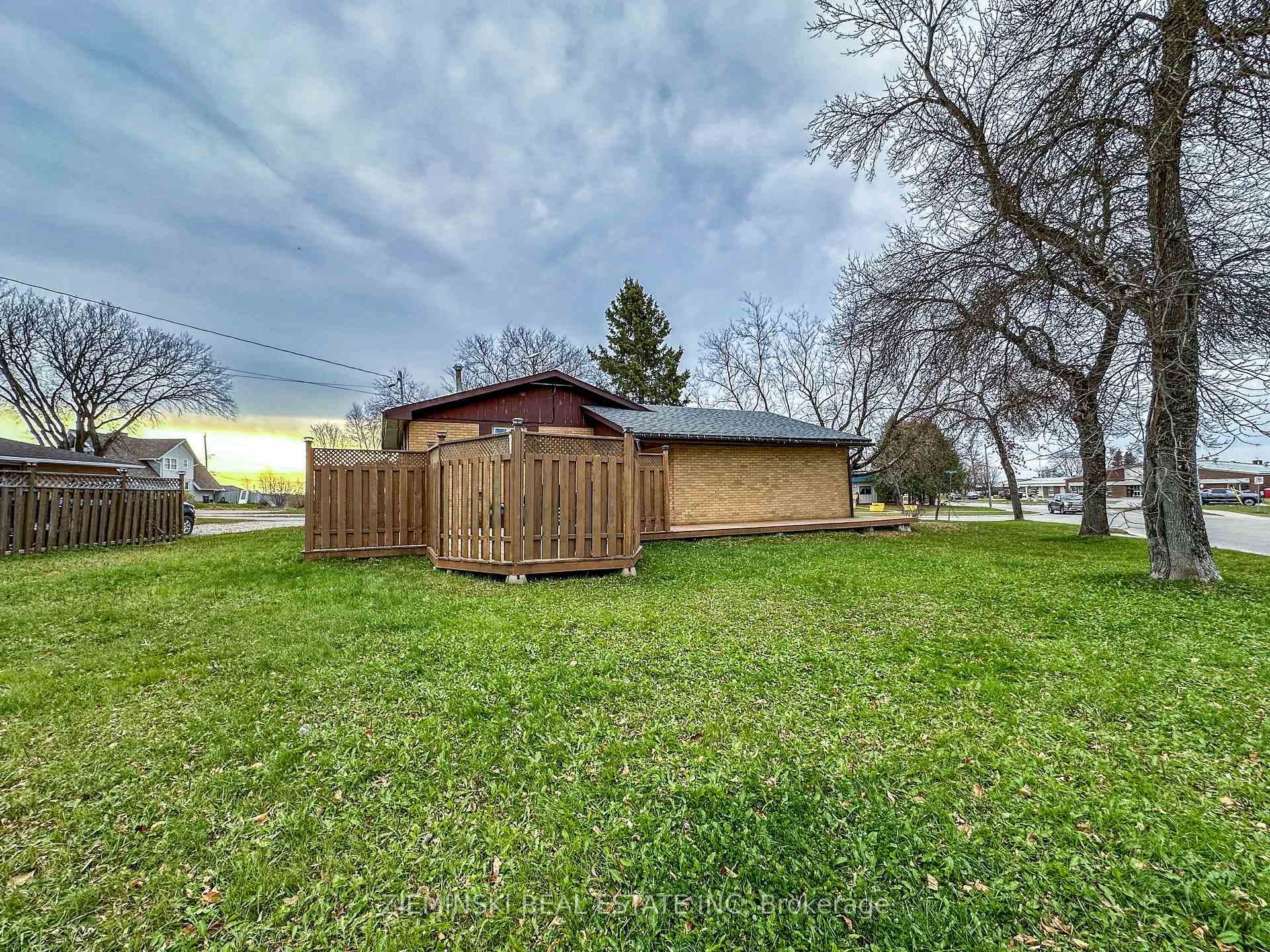 240 Devonshire Avenue photo 28