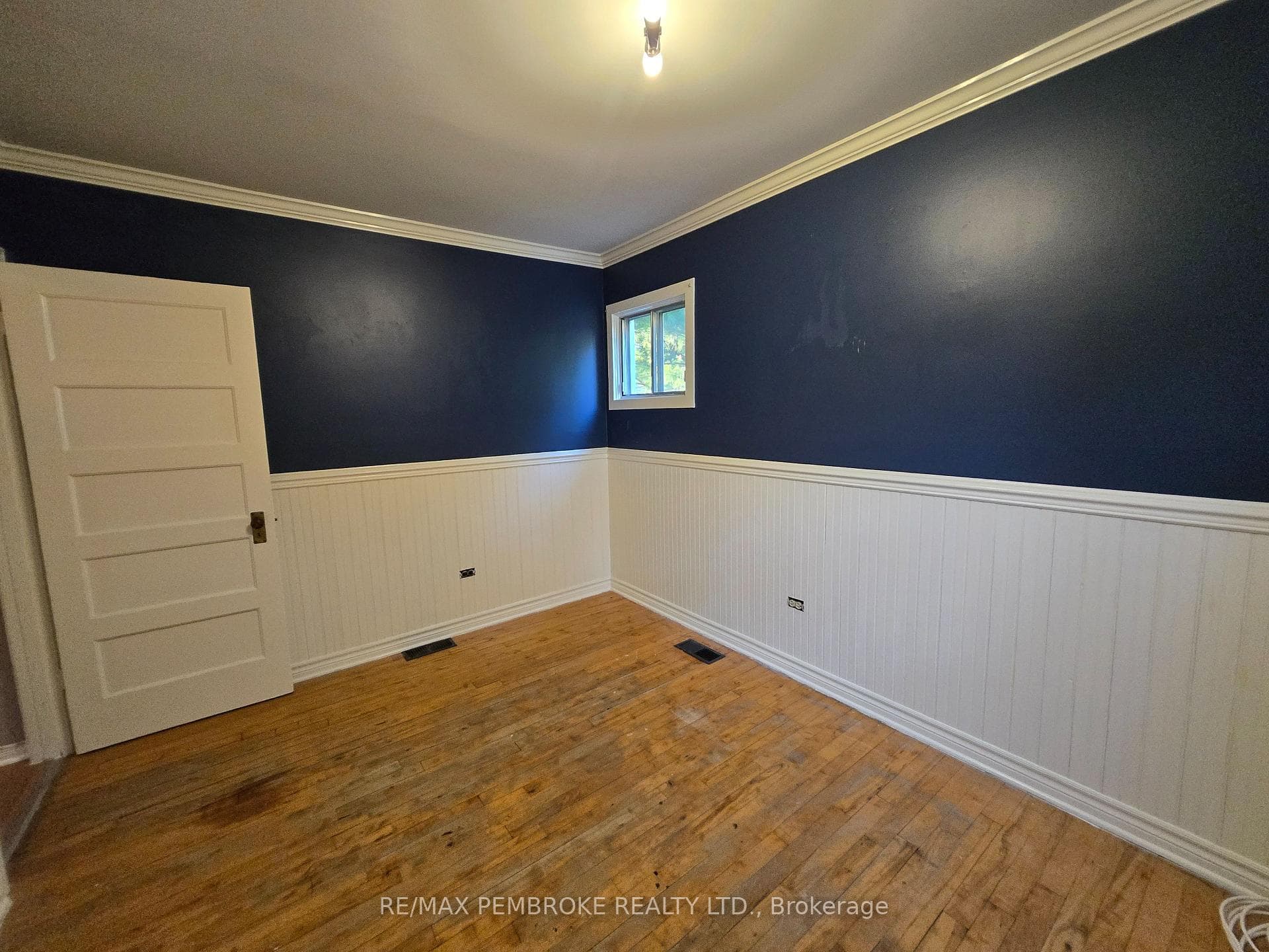 Main floor dining area or a 3rd bedroom