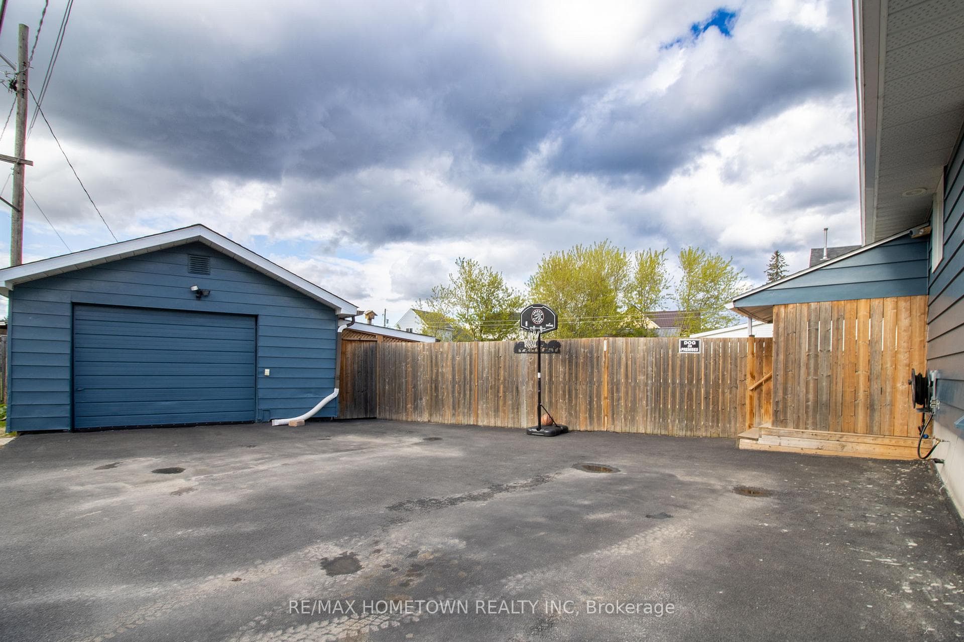 2038 Dundas Street photo 36