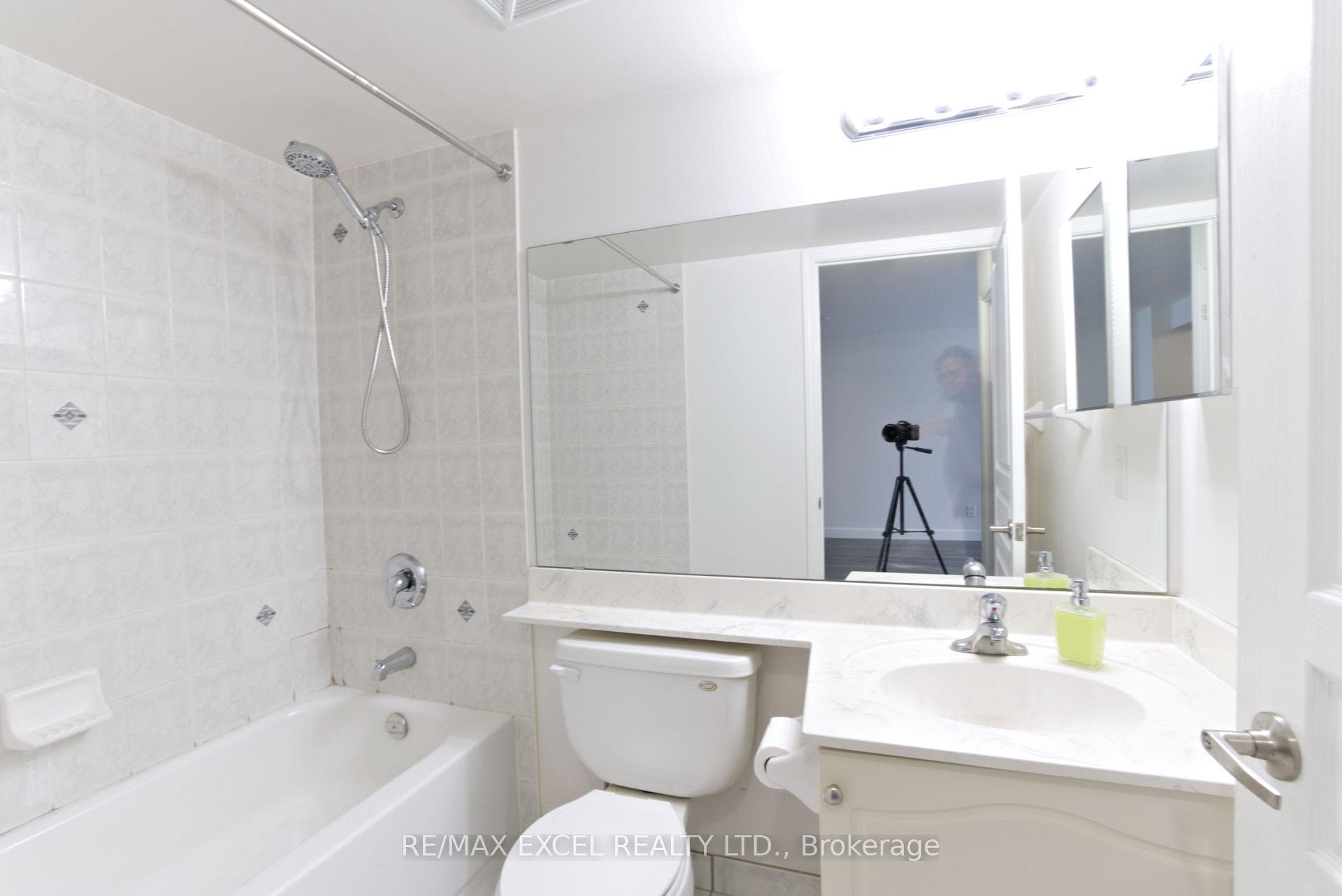 350 Red Maple Road Unit 907 photo 17