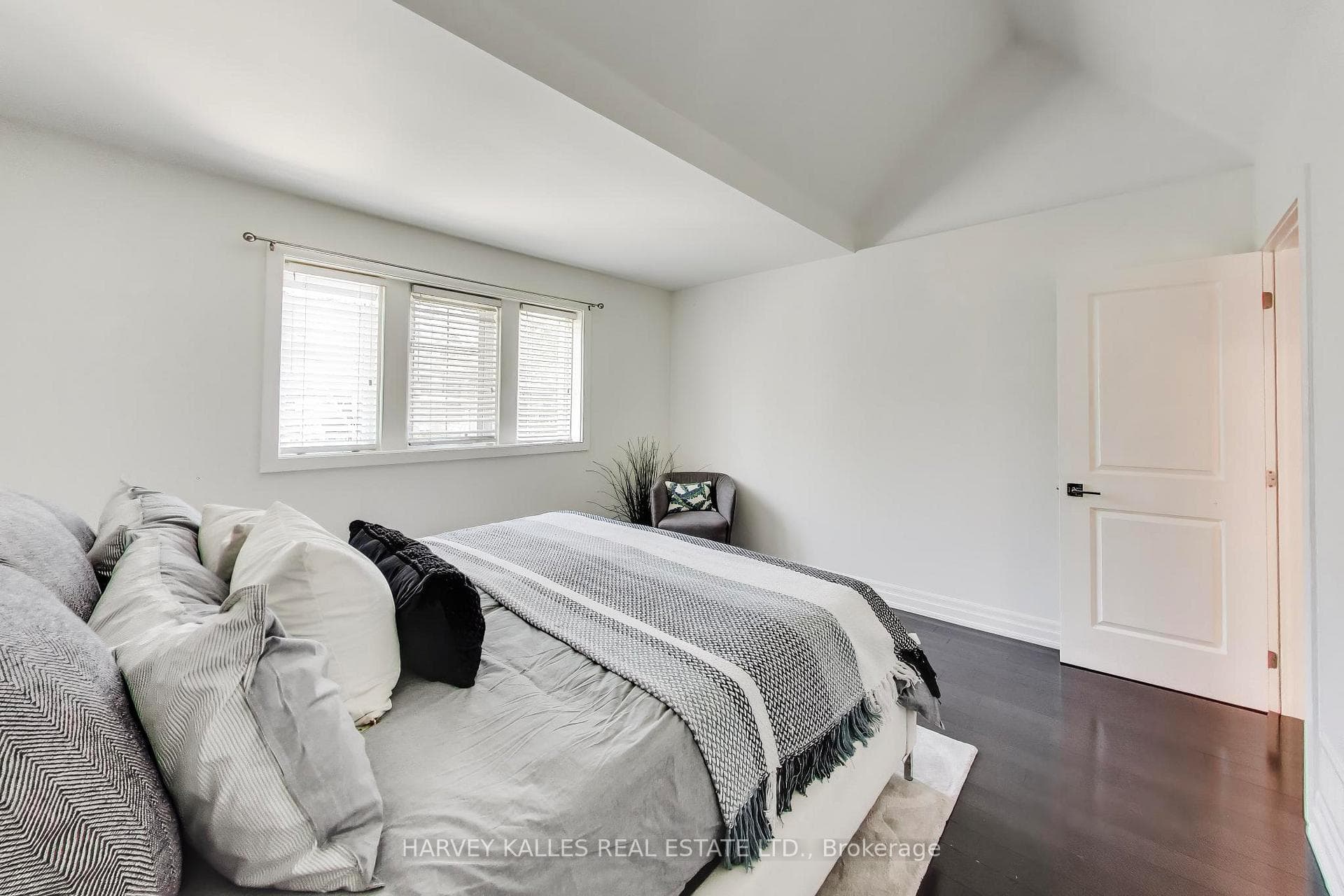 318 Sumach Street photo 17