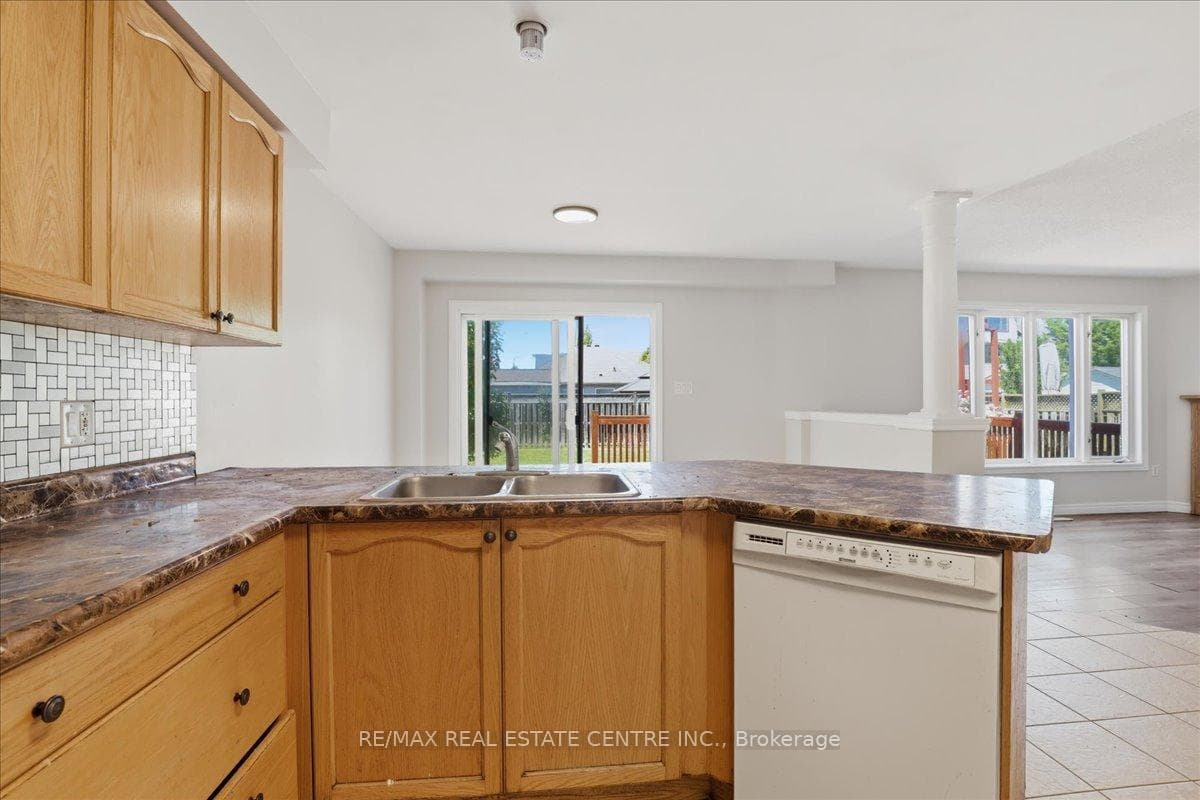 43 Decaro Crescent photo 5