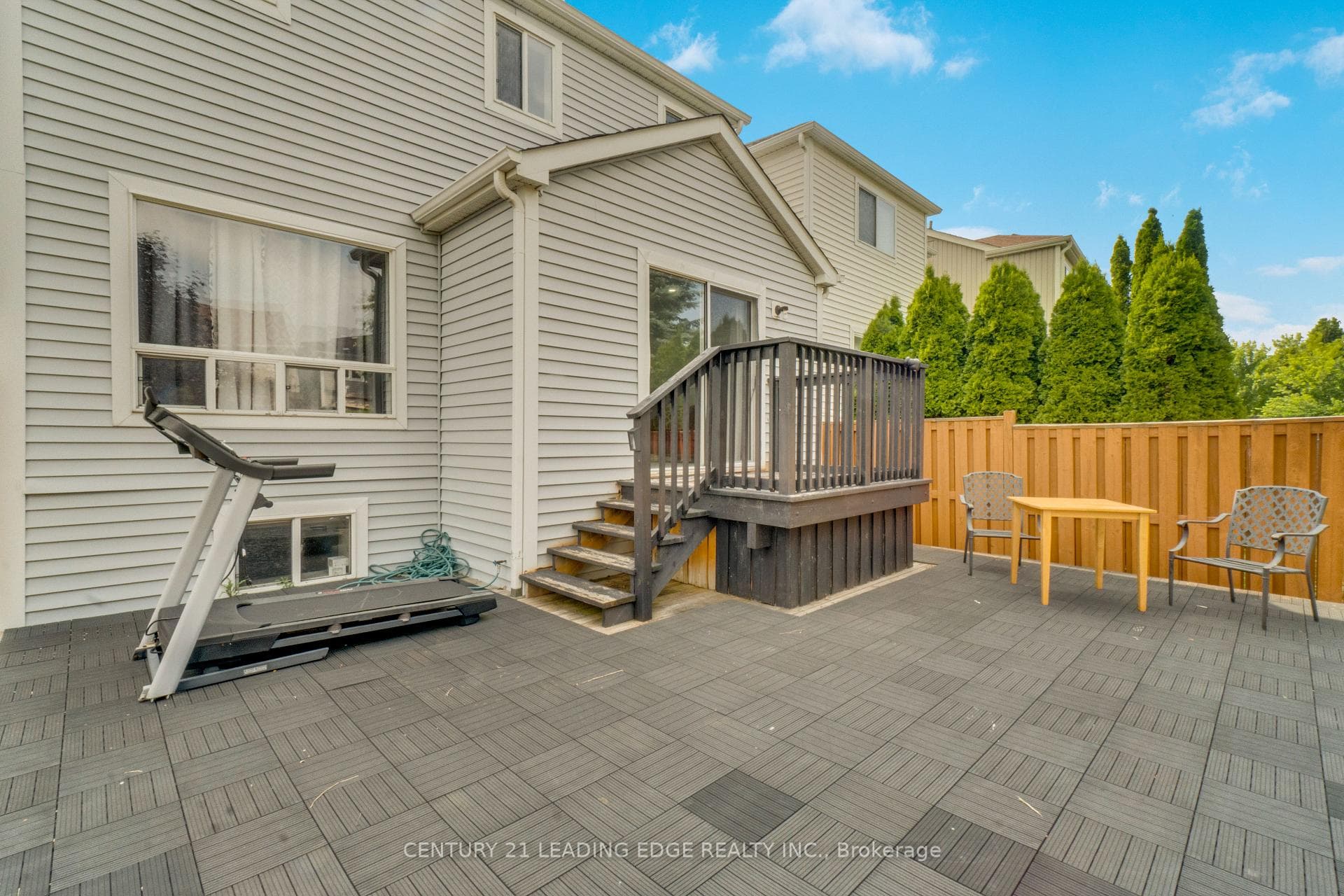 1296 Ashgrove Crescent photo 38