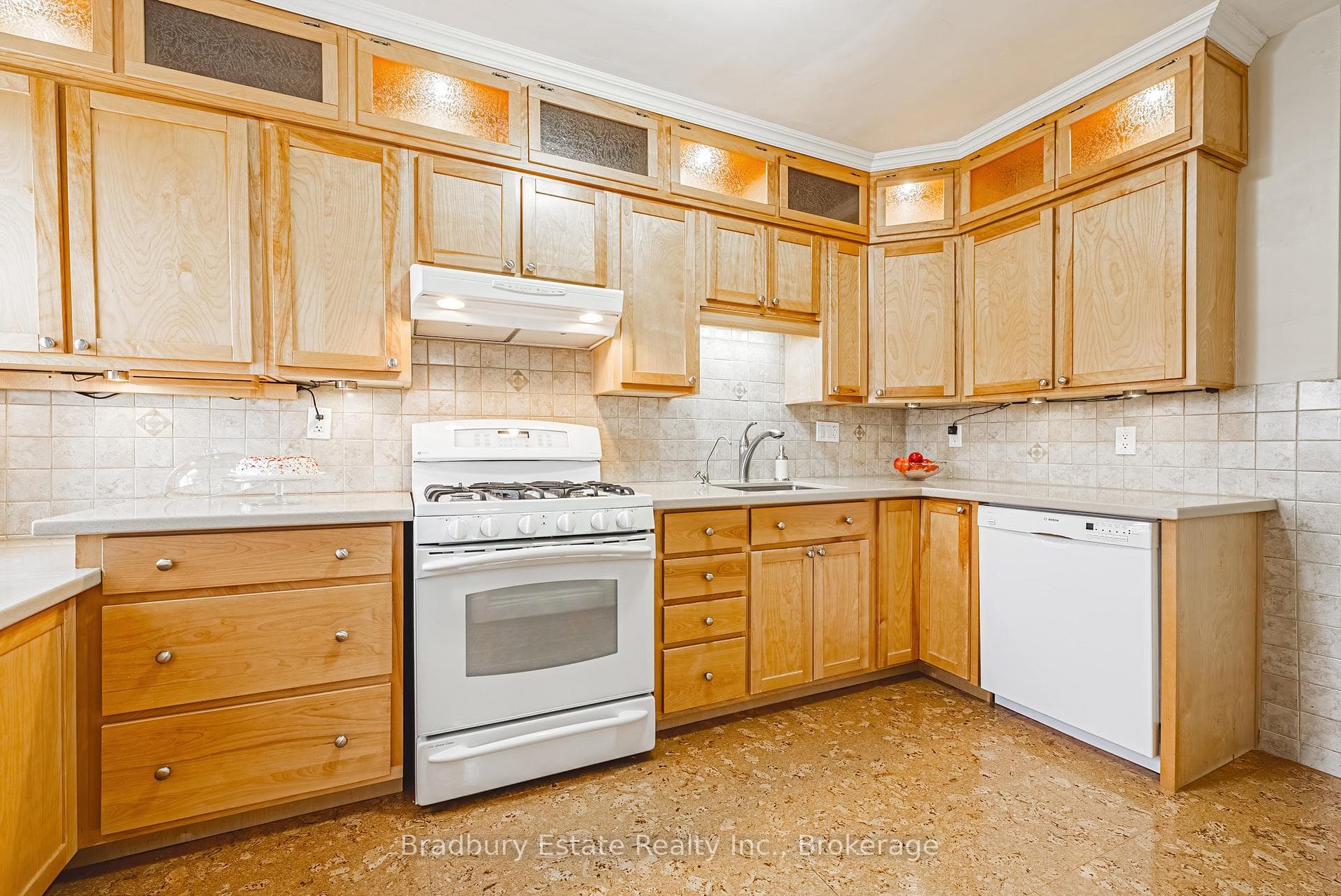 89 Graham Avenue photo 9