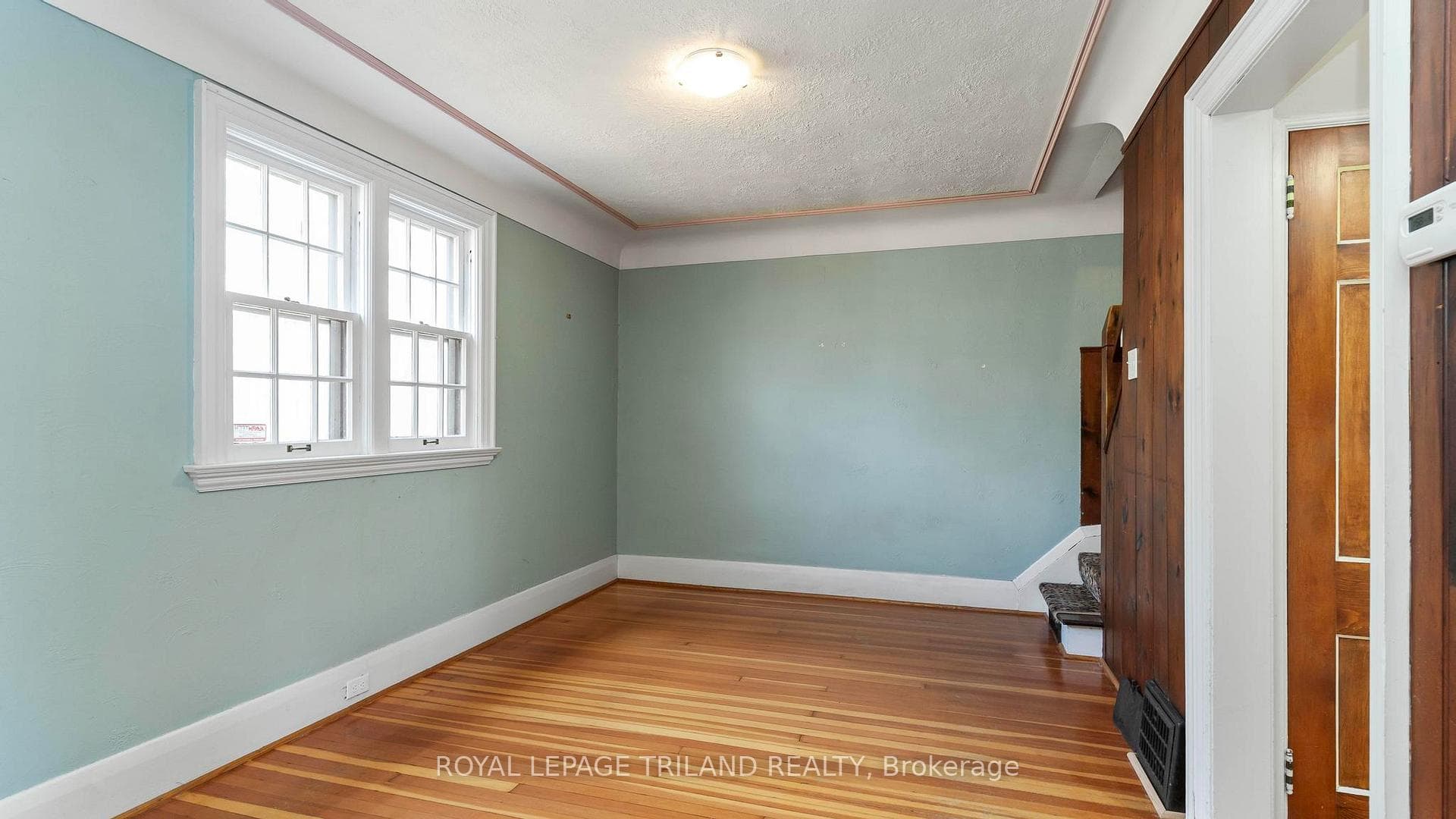 1096 RICHMOND Street photo 8