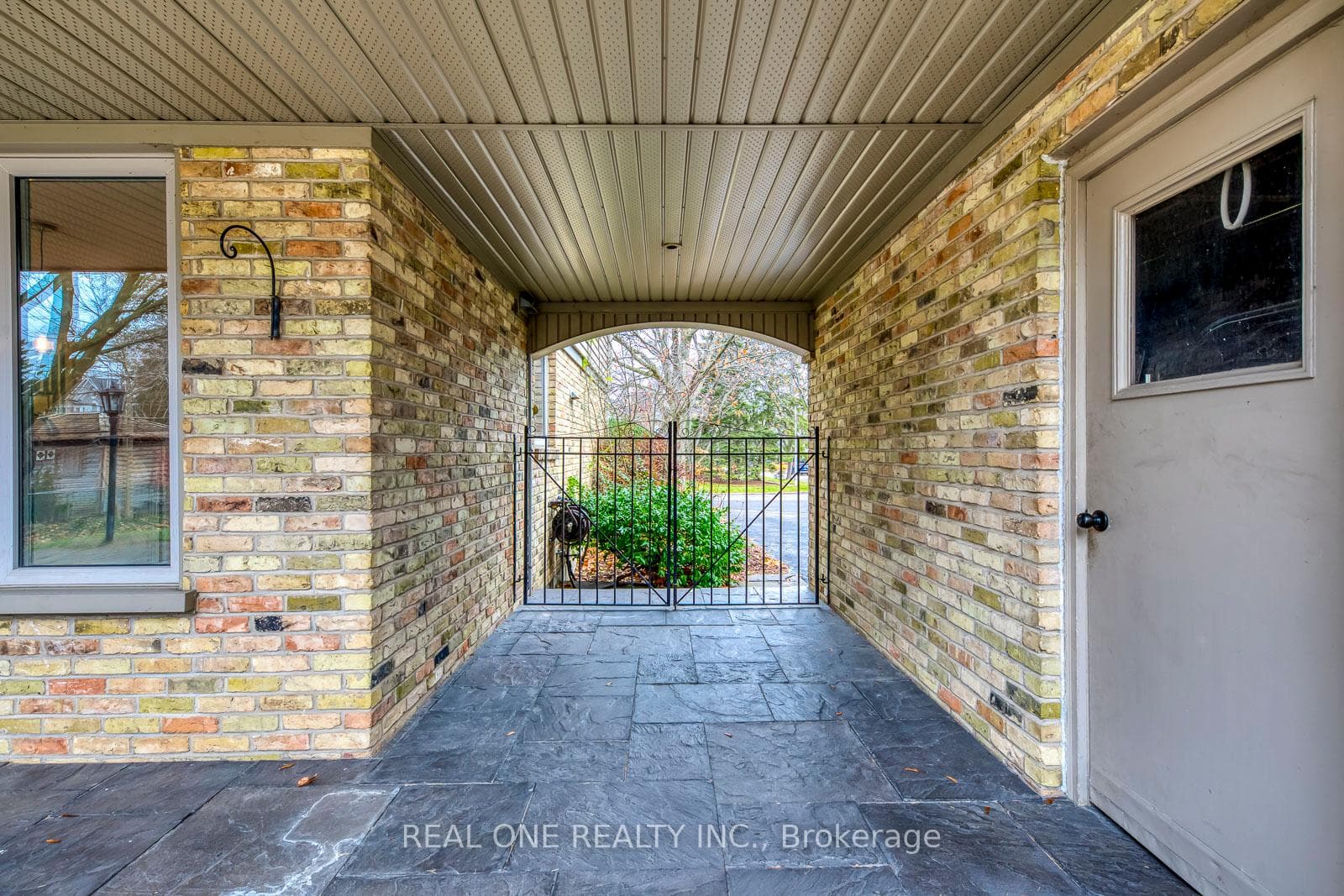 120 Blyth Crescent photo 40