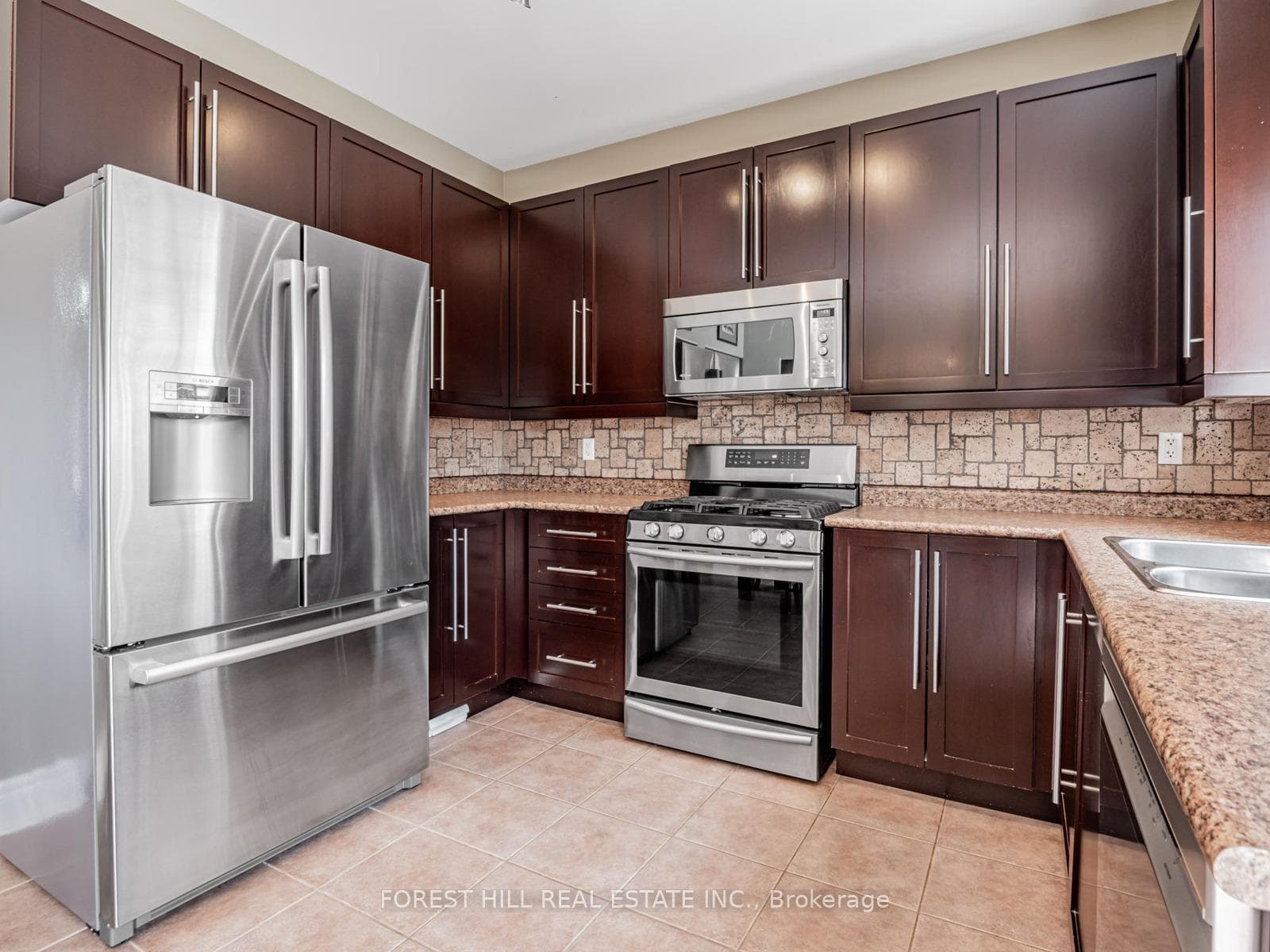 33 CONNAUGHT Lane photo 12