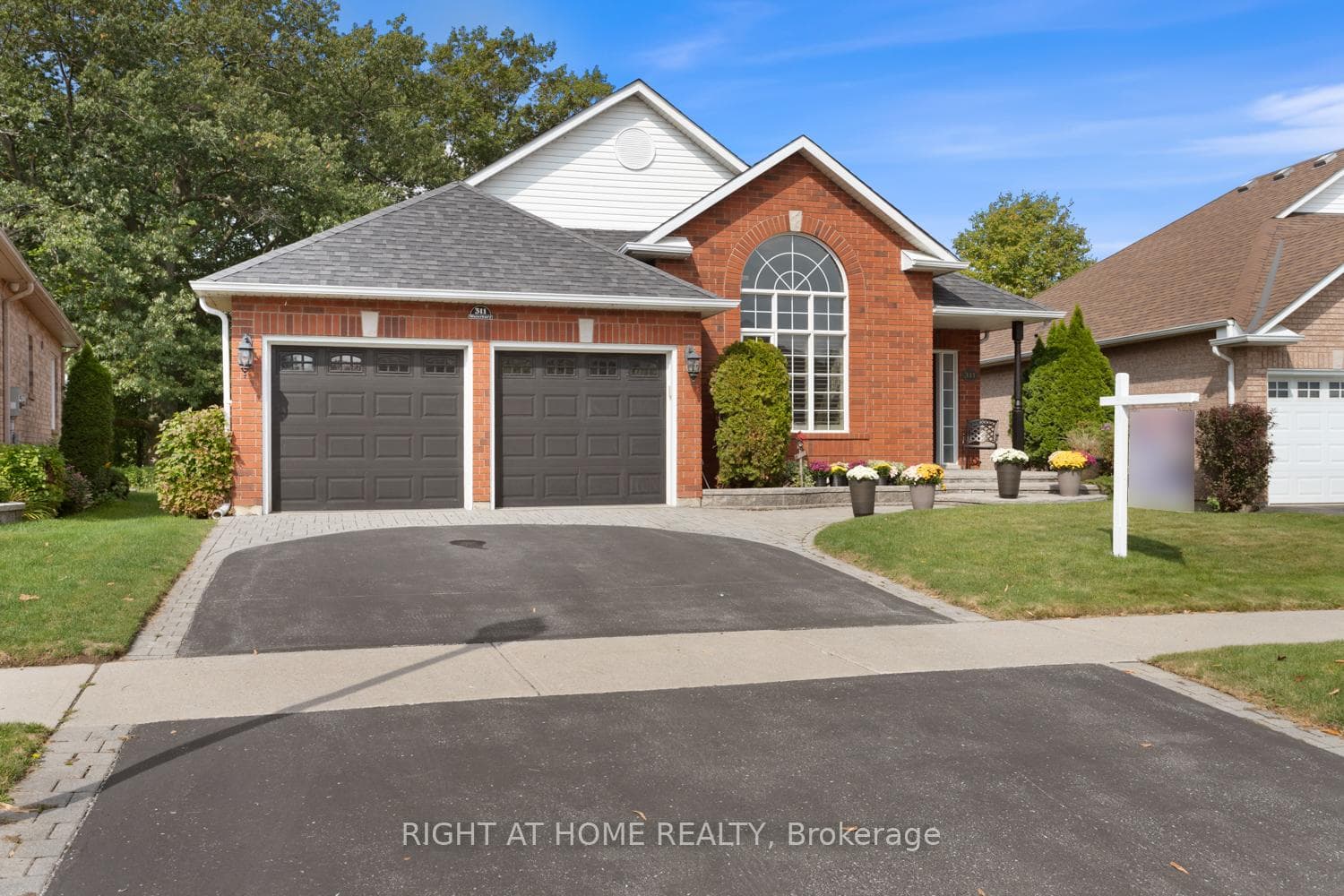 311 Waterbury Crescent photo 2