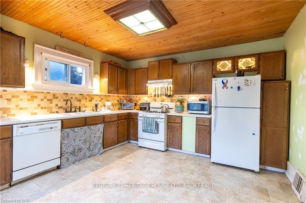 Large Eat-In Kitchen