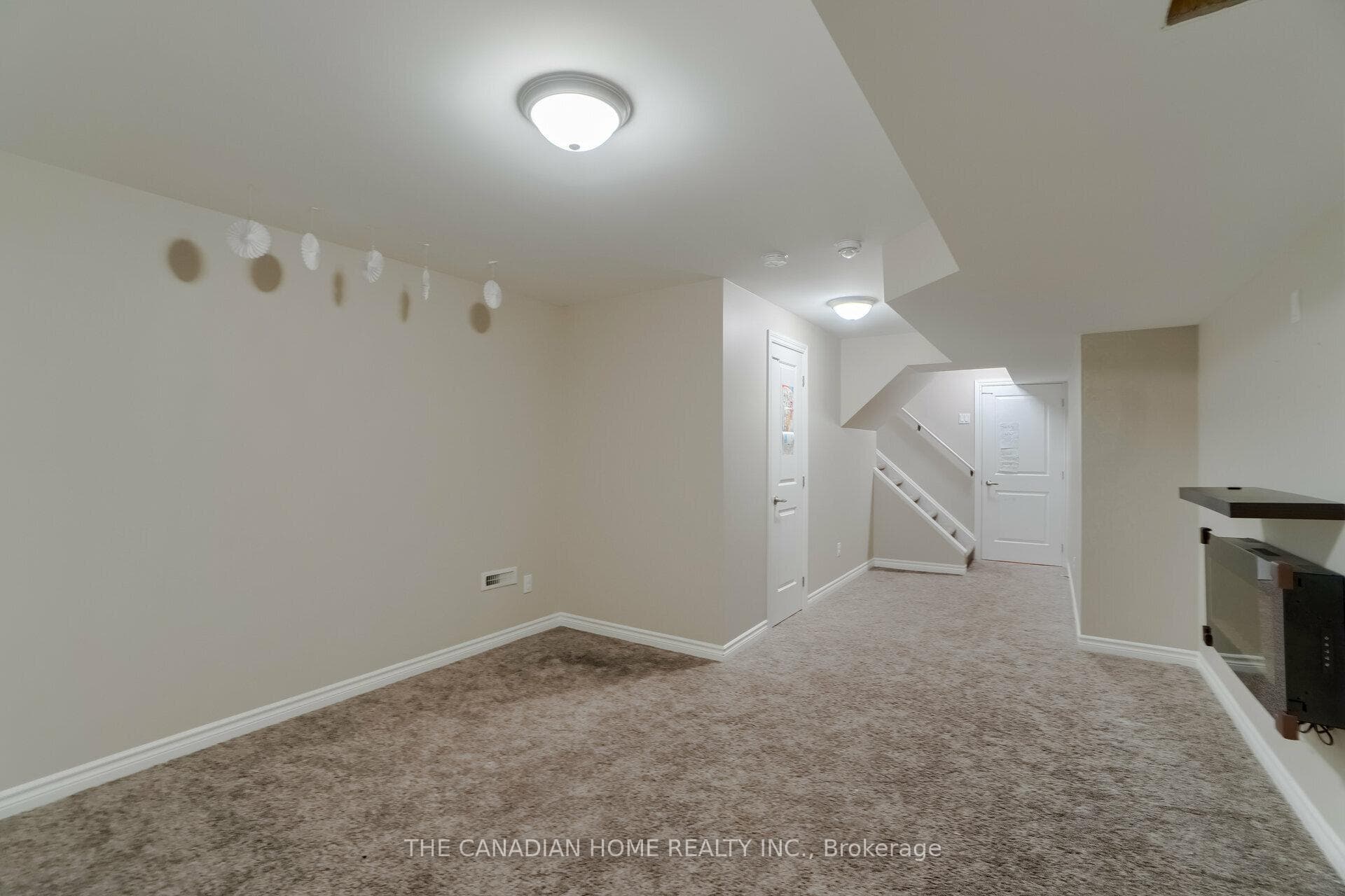 134 Vanier Street photo 31