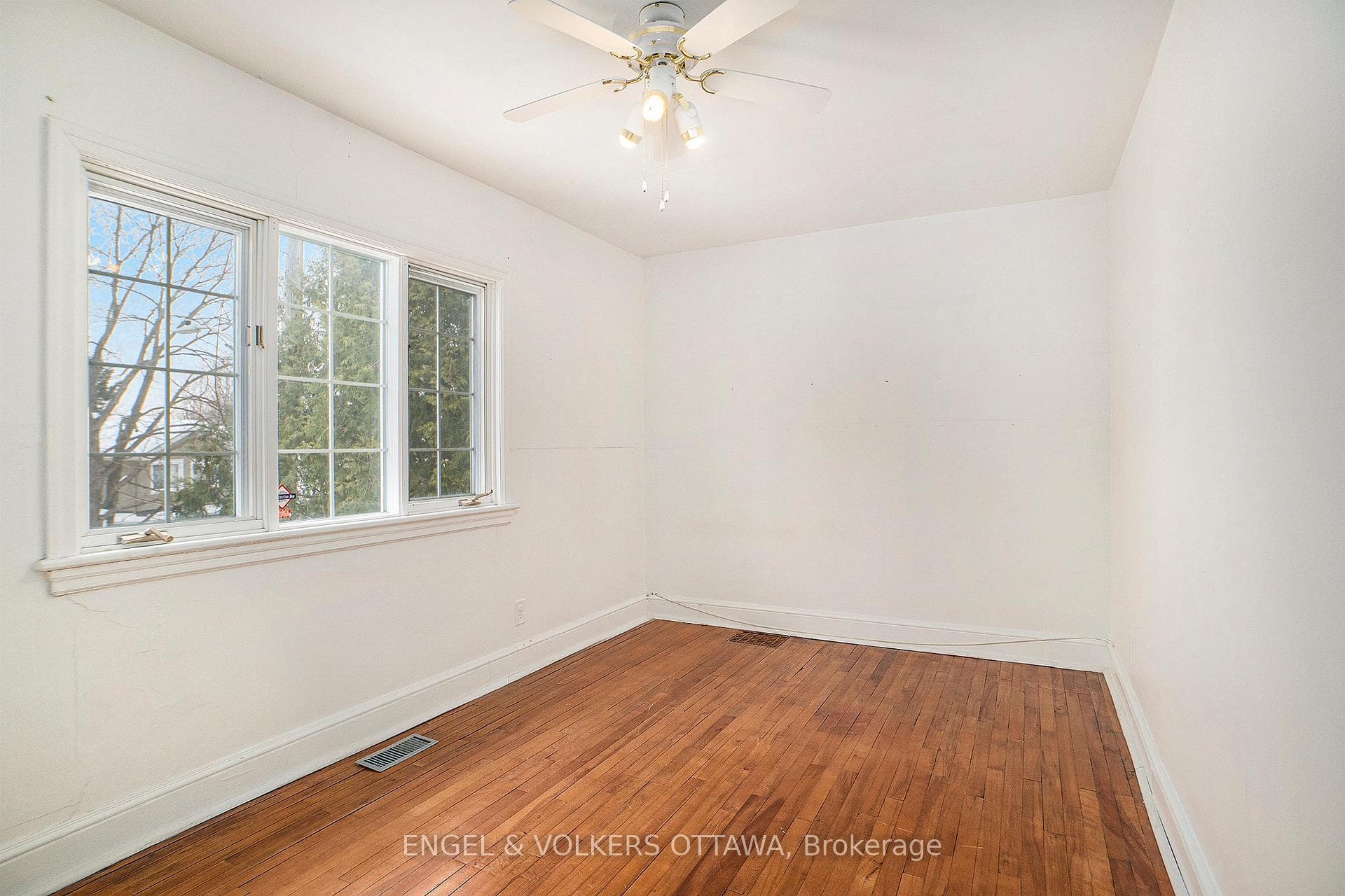 93 Ivy Crescent photo 27