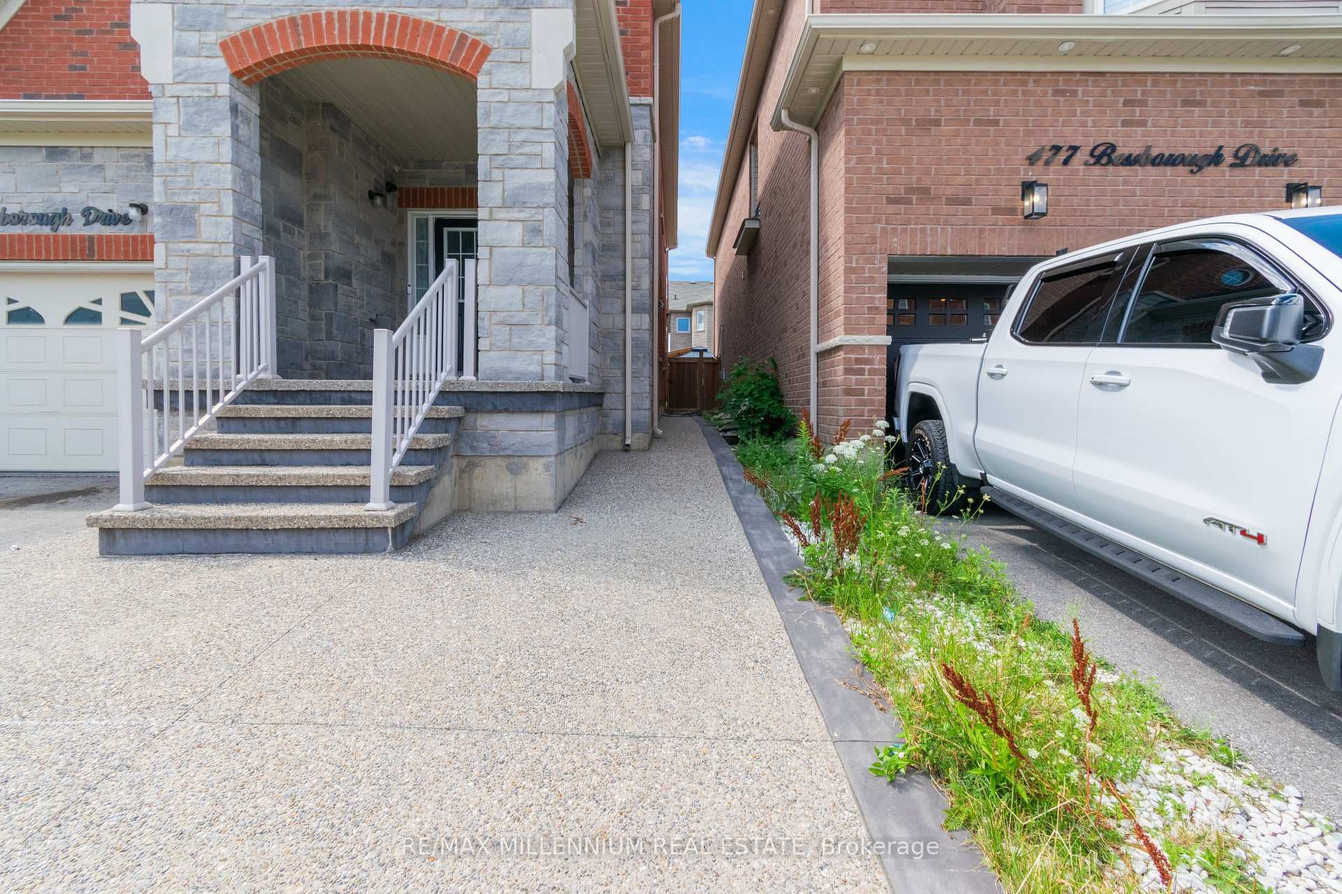 481 Bessborough Drive photo 4