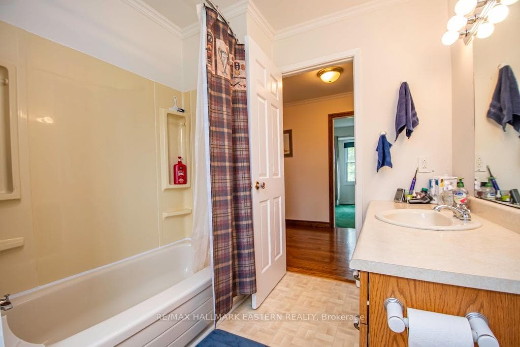 902 Crough Crescent photo 26