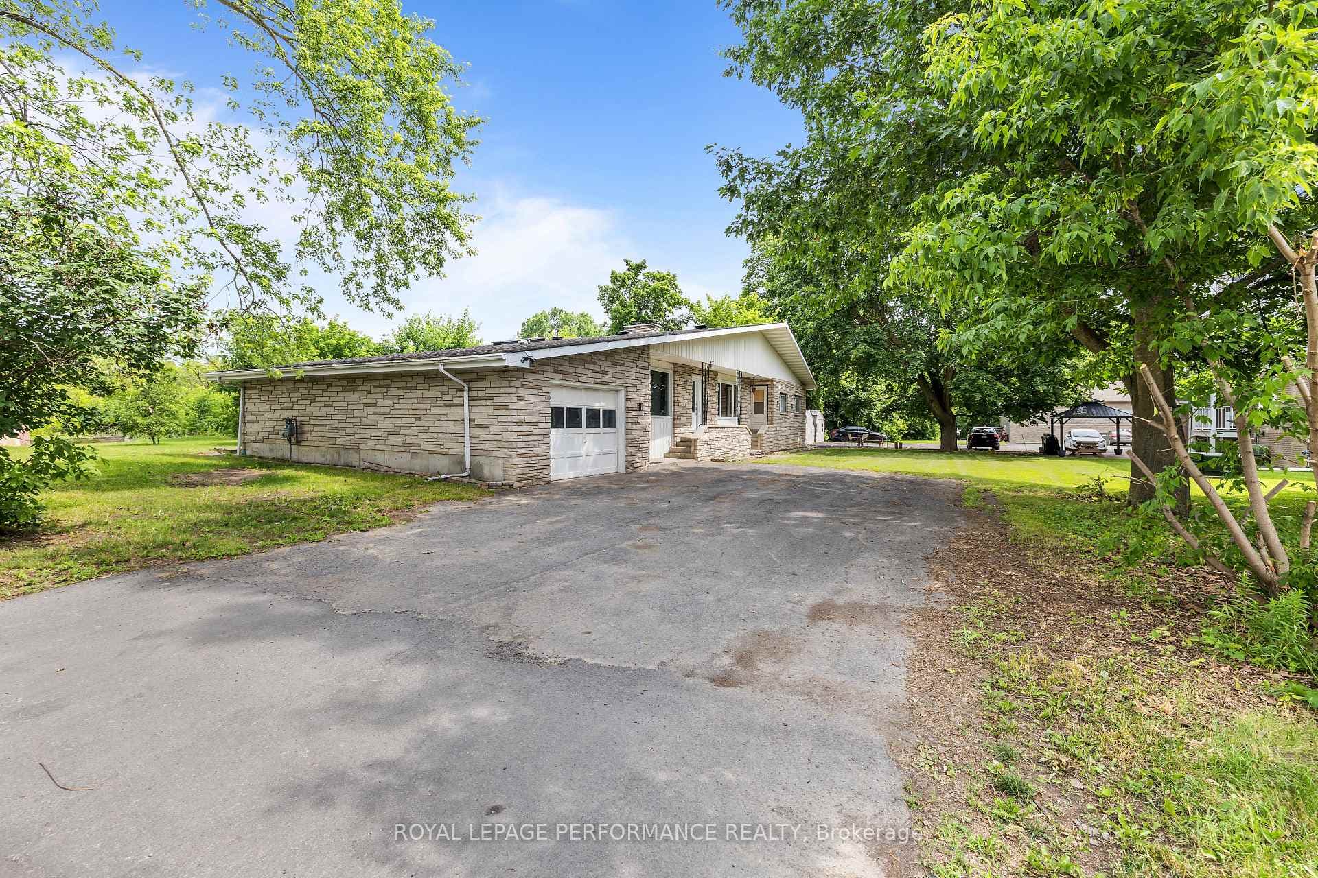 438 Voyageur Place photo 2