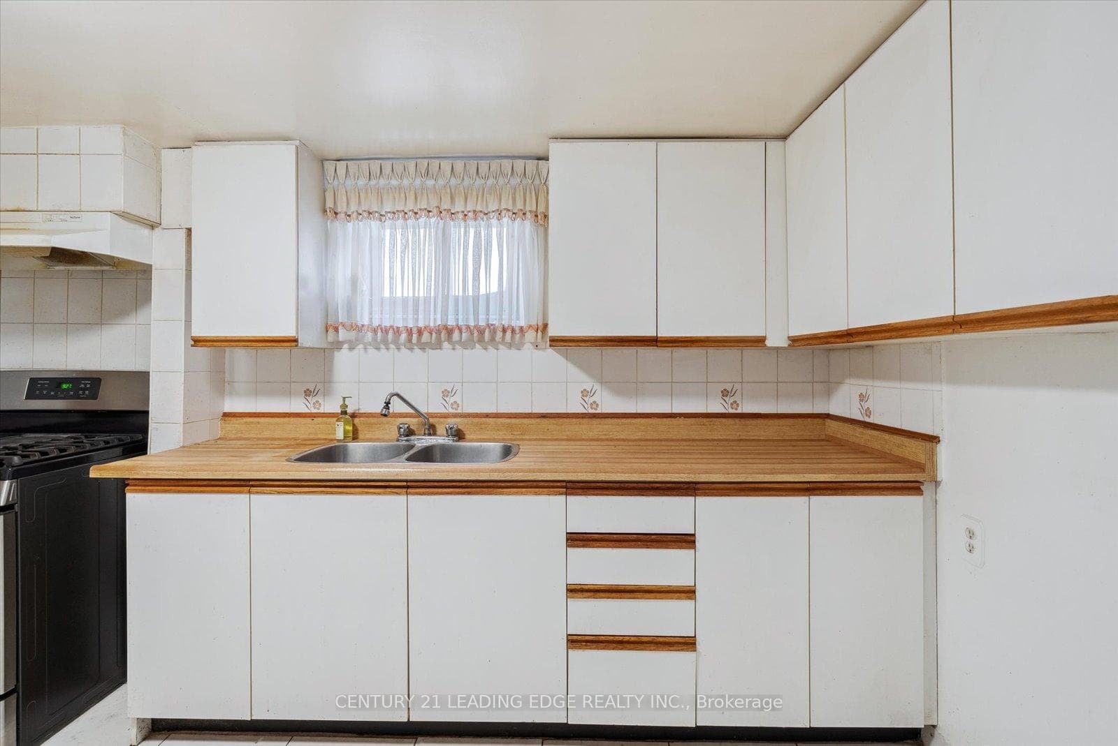 21 Newlin Crescent photo 28