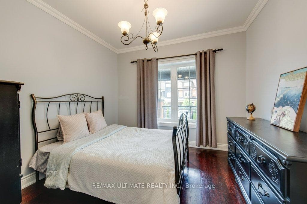 1425 Lansdowne Avenue photo 9