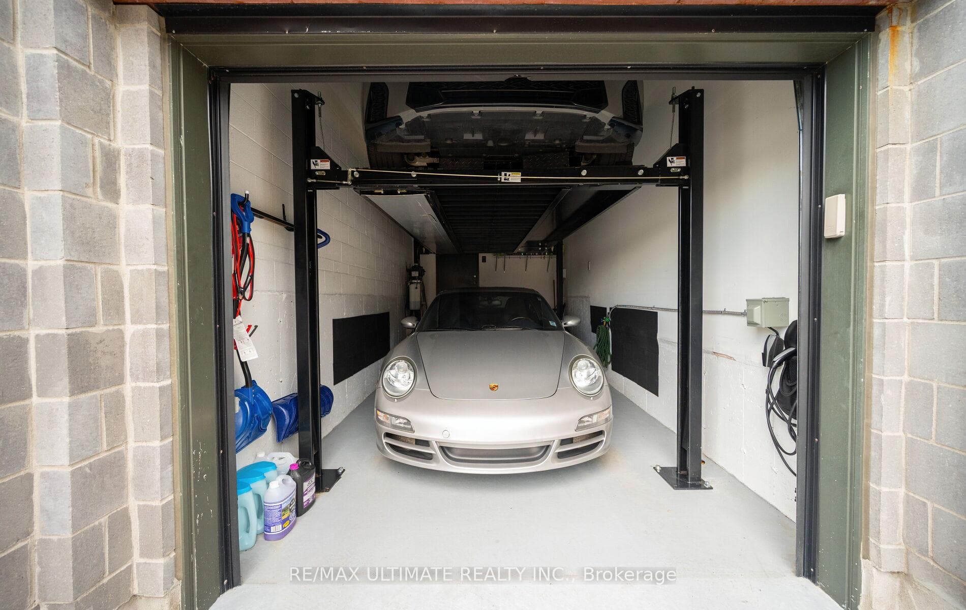 Car lift in garage included