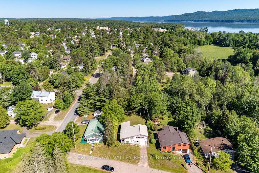 3 Newton Crescent photo 35