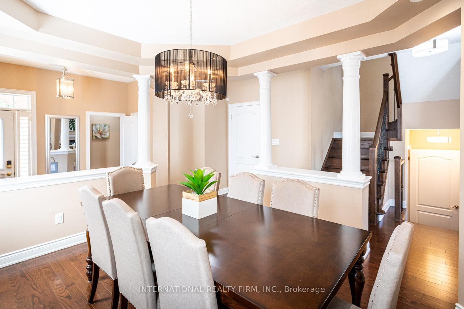 COMFORTABLE FAMILY DINING