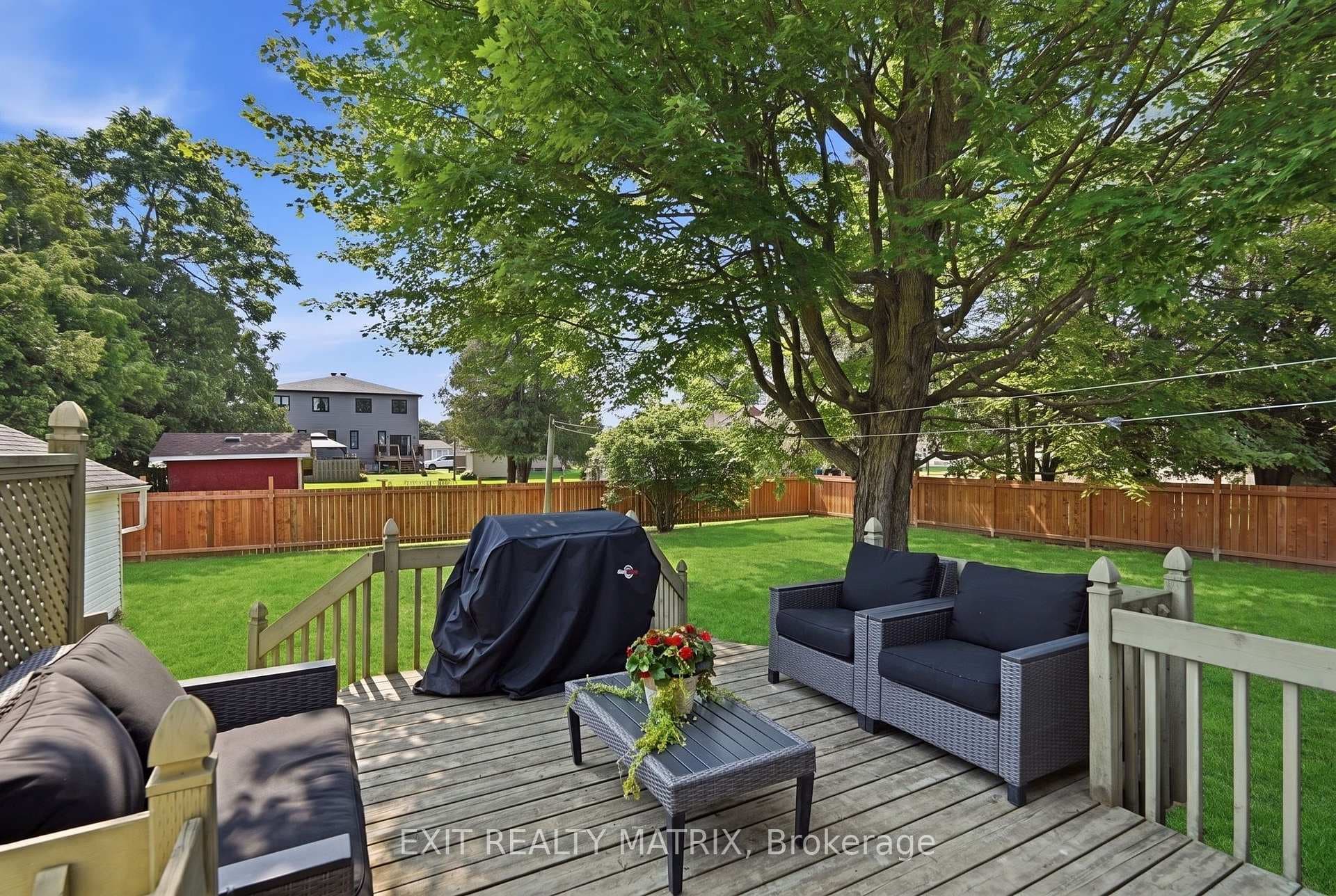 693 Cartier Street photo 28