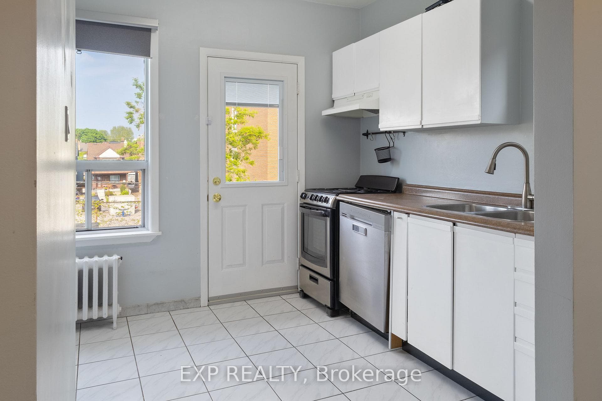 153 Westmount Avenue Unit 2nd Flr photo 4