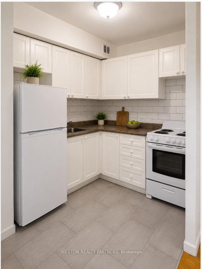 171 Erskine Avenue Unit 704 photo 5