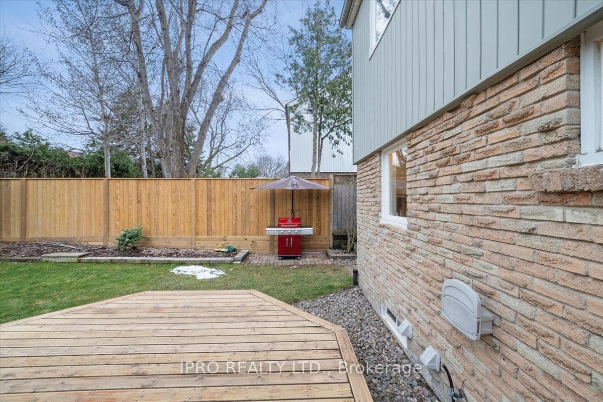 72 Madelaine Crescent photo 39