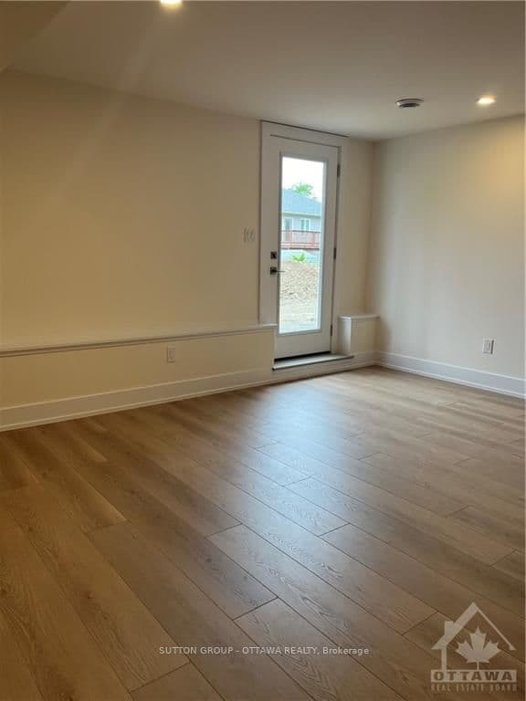 96 WHITCOMB Crescent photo 17