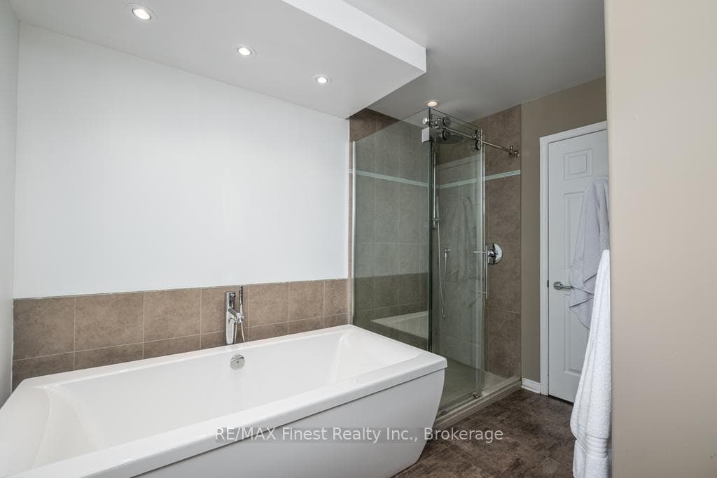 1039 Finch Street photo 37