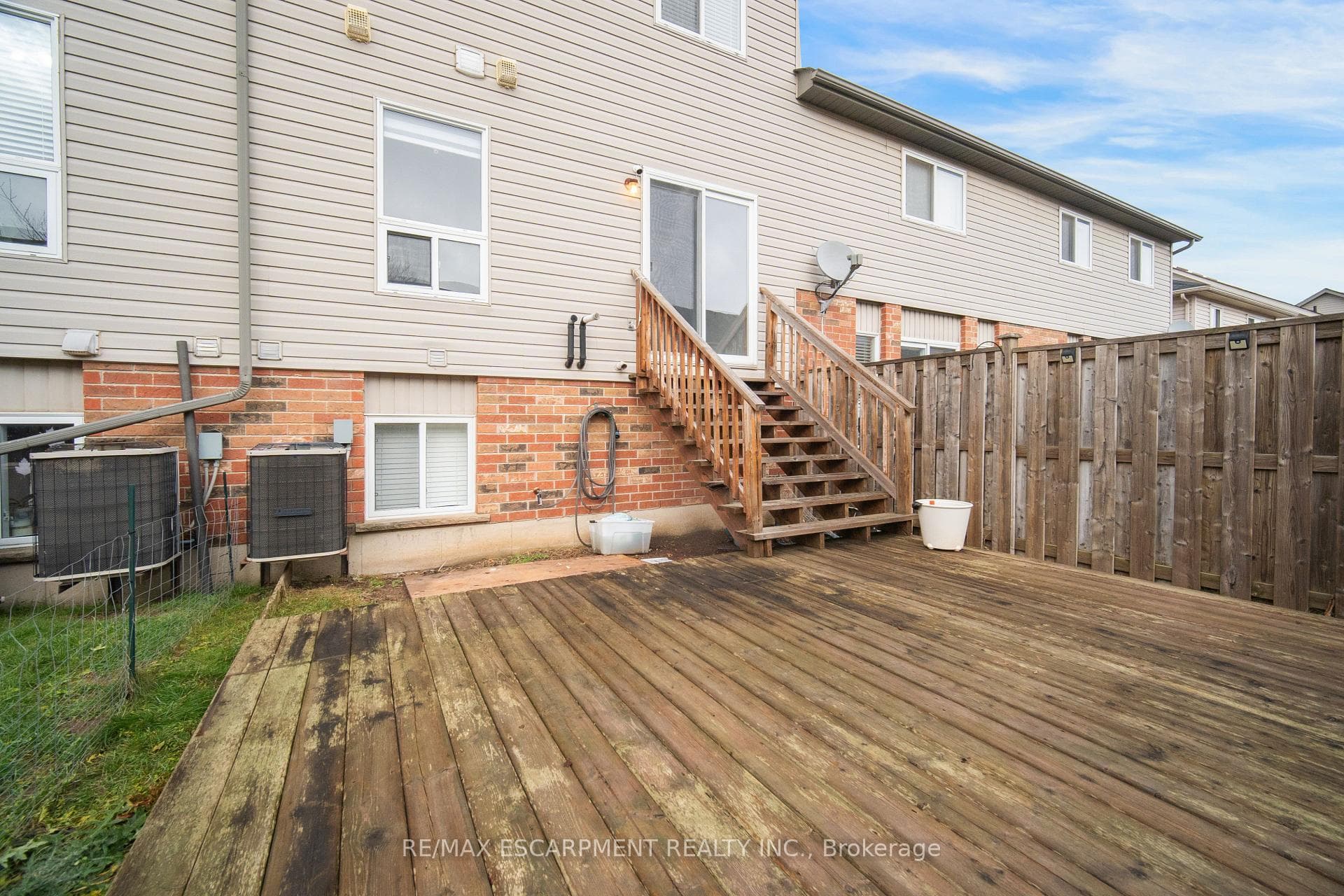 284 Sophia Crescent photo 37