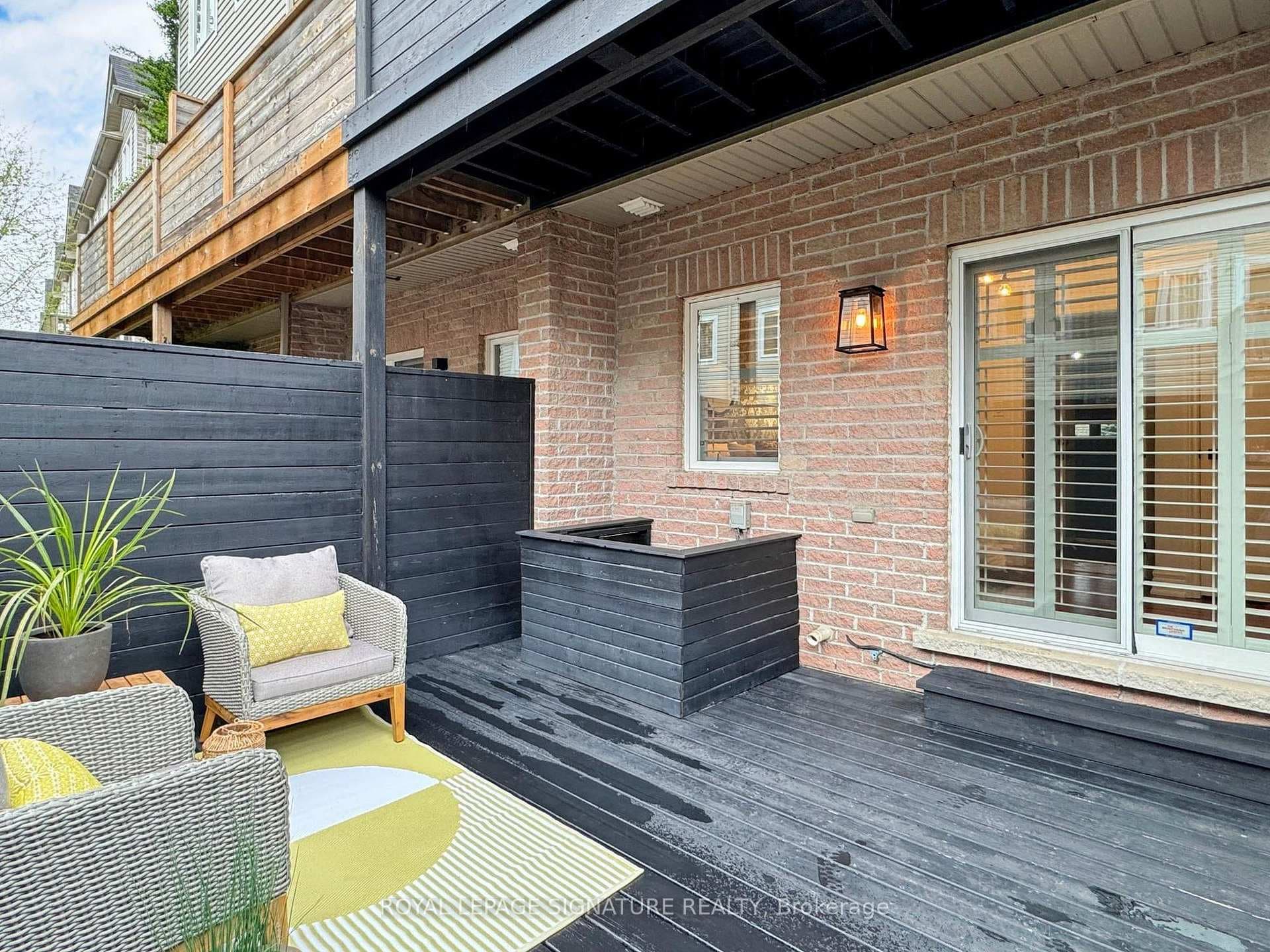 93 Piggott Mews photo 32