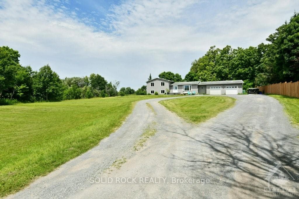 824 RUSSETT Drive photo 1