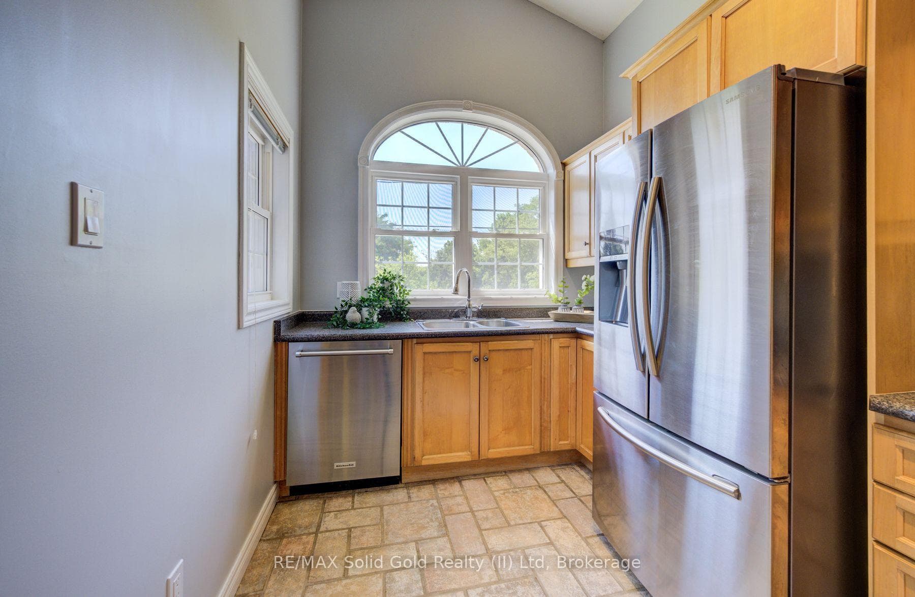 Kitchen - upper unit