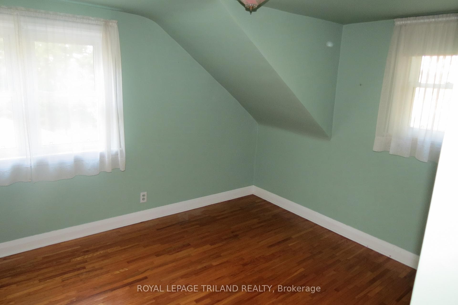 4493 Wonderland Road photo 23