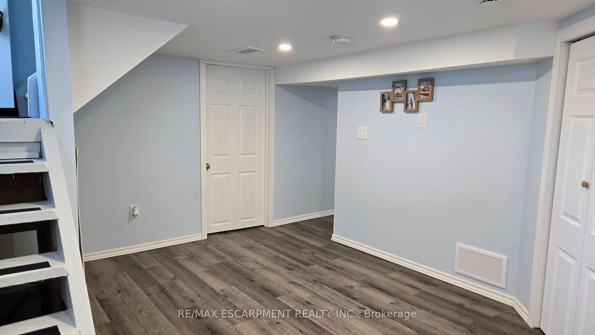 691 Upper James Street photo 27