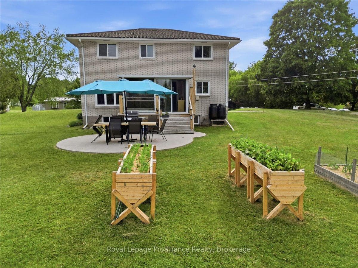 229 Henry Street photo 36
