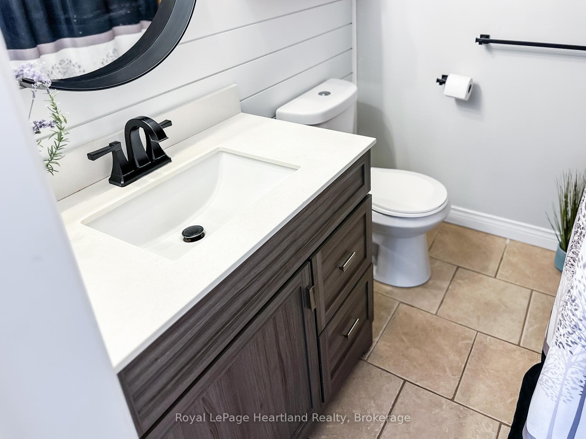 576 Queen Street photo 25
